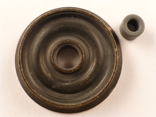 Scheibenrad, Messing schwarz brüniert, inklusive Isoliernabe  für Achse Durchmesser 4mm					