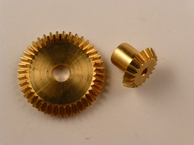 Kegelrad-Paar, Messing, Modul 0,5, 40/20 Zähne,  Innendurchmesser 2/4mm, Aussendurchmesser 10,5/20mm,  Breite 3/8mm