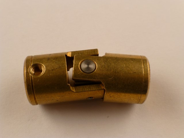 Kardangelenk, Messing/Stahl, eine Seite mit Bohrung 6mm,  andere Seite mit Bohrung 4mm, Gesamtlänge 31mm